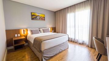 Caja fuerte y escritorio