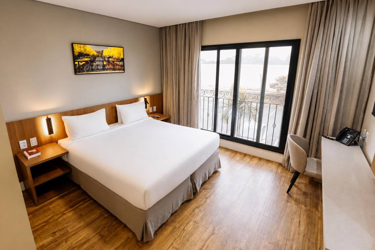 Standard Room, 1 Queen Bed | In-room safe, desk, free WiFi, bed sheets