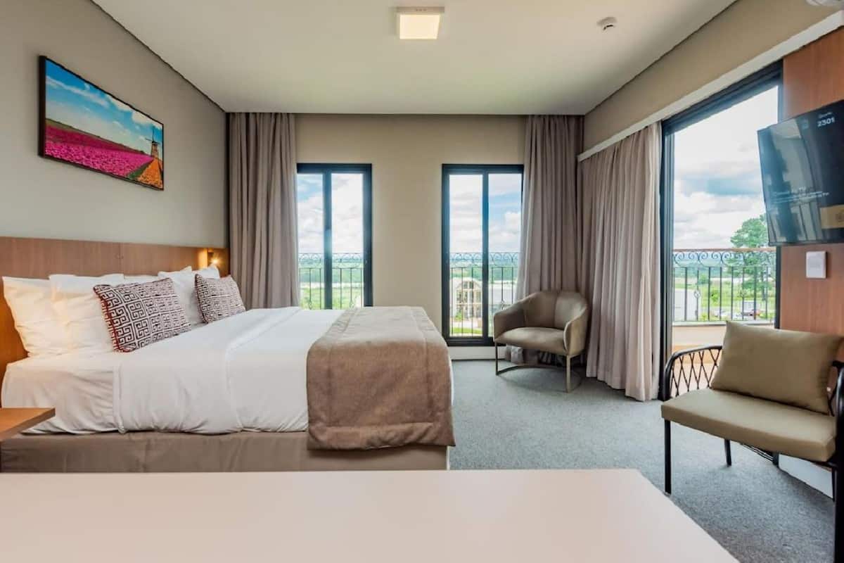 Deluxe Room, 1 Queen Bed, Pool View