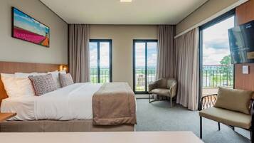 Quarto luxo, 1 cama Queen, vista para a piscina | Cofres nos quartos, escrivaninha