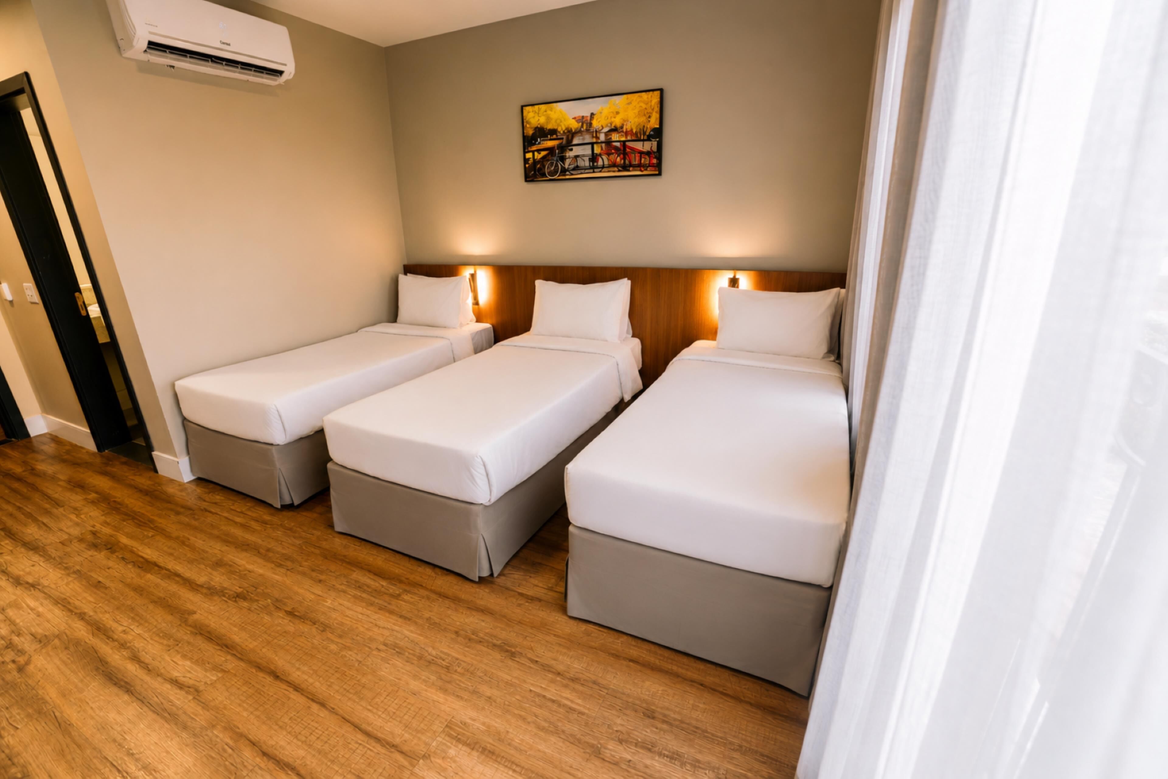 Kamar Standar, 3 Tempat Tidur Twin | Brankas, meja kerja, Wi-Fi gratis, dan seprai linen
