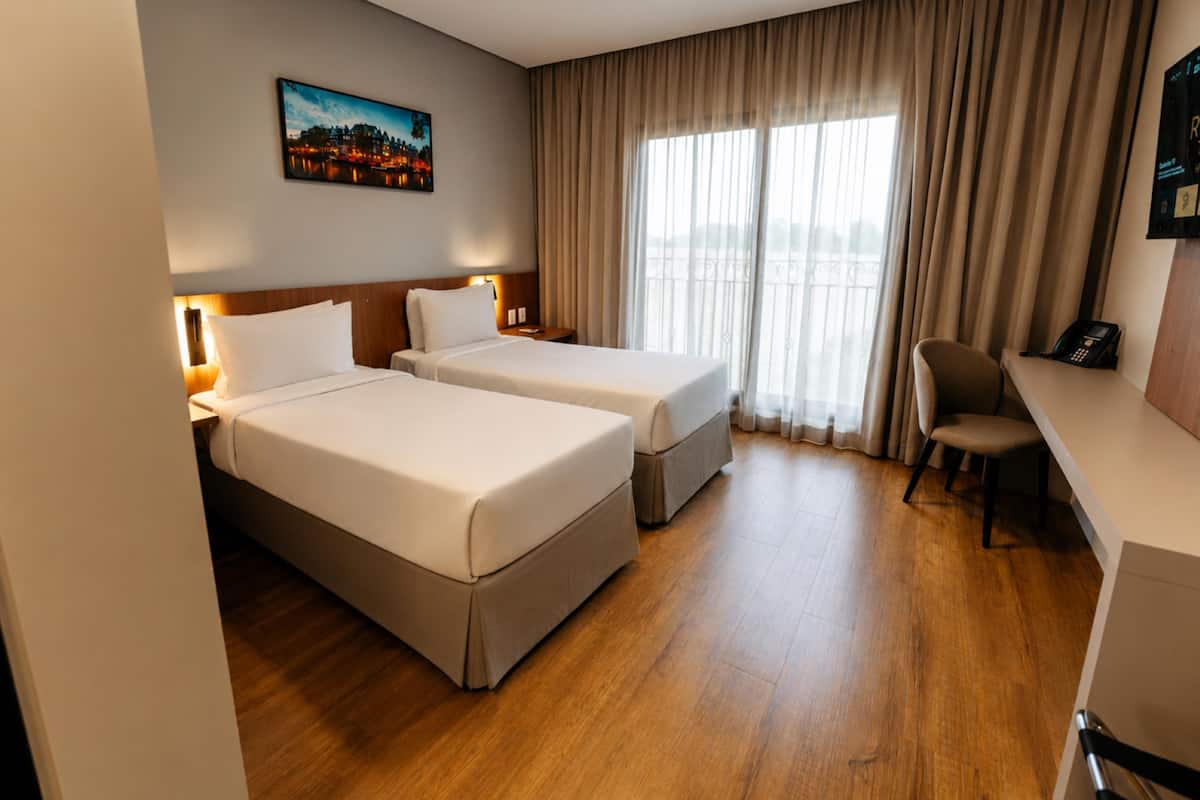 Standard Room, 2 Single Beds | In-room safe, desk, free WiFi, bed sheets