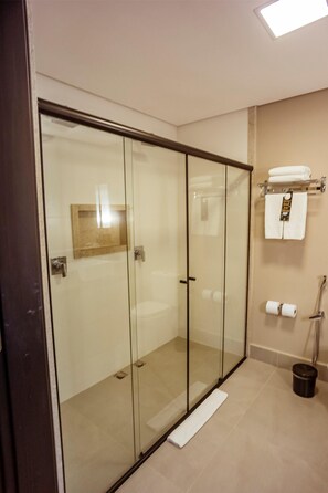 Deluxe Room, 1 Queen Bed, Pool View | Bathroom | Eco-friendly toiletries, hair dryer - Royal Tulip Holambra (Holambra)