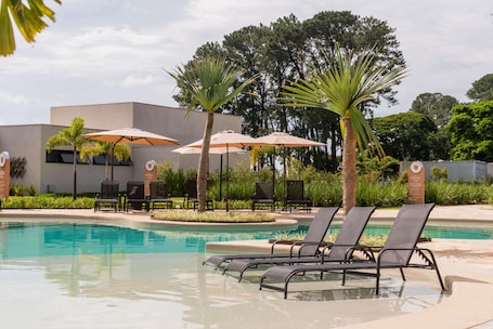 Piscine extérieure. Royal Tulip Holambra