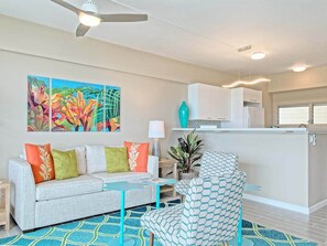 TV - Enjoy the Space! Super Pacific View, Kitchen Ease, Free WiFi–Waikīkī Shore #708 (HONOLULU)
