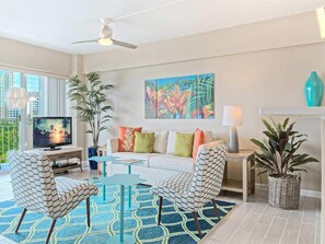 TV - Enjoy the Space! Super Pacific View, Kitchen Ease, Free WiFi–Waikīkī Shore #708 (HONOLULU)