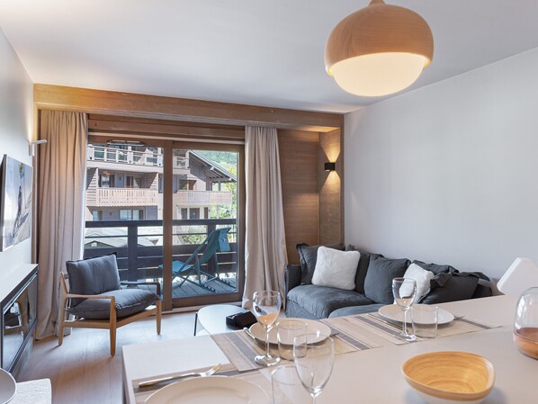 Televisión y chimenea 