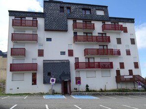 Exterior - "Cozy Studio for 4 Near Ski Slopes with Free Parking & Ski Locker" (Arette)