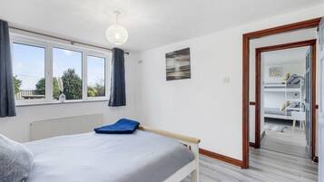 5 habitaciones, tabla de planchar con plancha, cuna de viaje y wifi