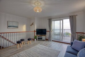 Télévision, livres, espaces bureaux