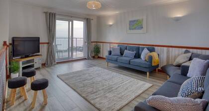Large House with Panoramic Sea Views & Parking