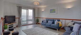 Large House with Panoramic Sea Views & Parking
