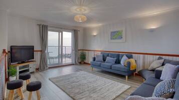 Een televisie, boeken en een kantoor