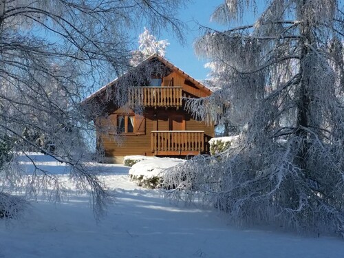 Charmantes Chalet im Grünen mit großer Terrasse, nah an Pistenplätzen und Wellnesszentrum