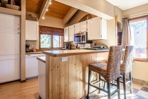 Fridge, microwave, oven, stovetop - Book Ski Stays! Light-filled Condo with Mountain Views! Walk to Downtown! (Mammoth Lakes)