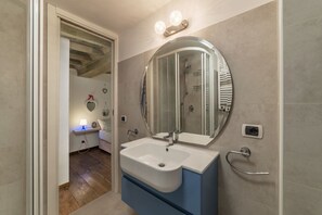 Badewanne, Haartrockner, Bidet, Handtücher