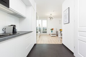 Fridge, microwave, stovetop, dishwasher - Kokoryczki 5 Warsaw | Charming Studio for 2 | Smart TV (Warszawa)