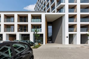 Exterior - Modern Studio | Balcony | Close to Communications (Warszawa)