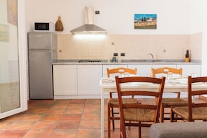 Frigorifero, microonde, piano cottura, macchina per tè/caffè