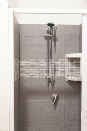 Dusche, Bidet, HandtĂŒcher, Seife
