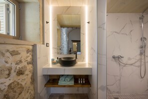 Luxury Villa | Bathroom | Shower, rainfall showerhead, hair dryer, towels - Casa Belvedere Boutique Villa (Apokoronas)