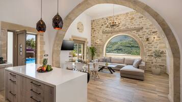 Vila superluxo | Área de estar | Smart TV 50 polegadas com canais via satélite, TV, Netflix