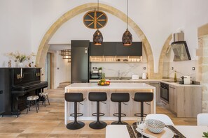 Luxe villa | Privékeuken | Een koelkast/vriezer, een magnetron, een oven, een kookplaat