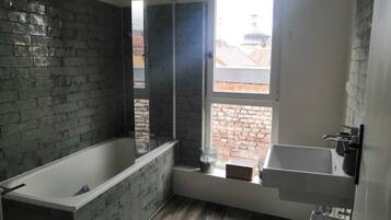 Chuveiro/banheira combinados, toalhas de banho, sabonete