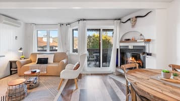 Smart TV, fireplace