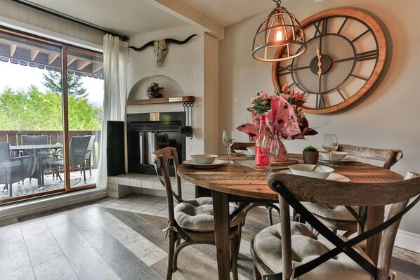 Dining - Amazing Lake/Mountain View 5min to Tremblant 491 (Mont-Tremblant)
