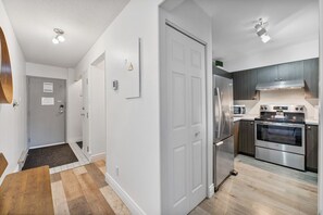 Fridge, microwave, oven, stovetop - Amazing Lake/Mountain View 5min to Tremblant 491 (Mont-Tremblant)