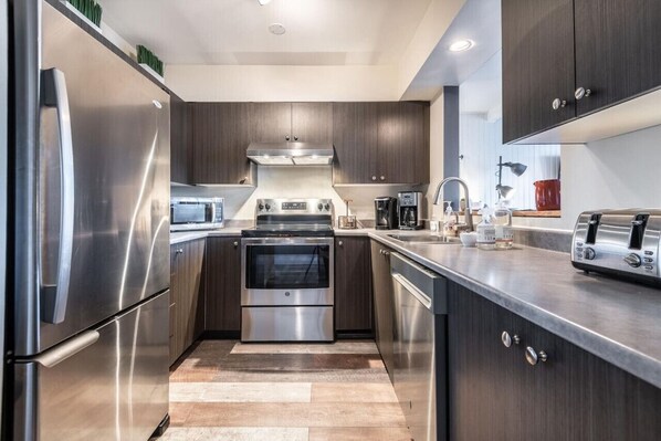 Frigorifero, microonde, forno, piano cottura