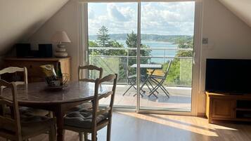 Smart TV, DVD player, stereo