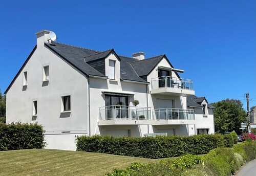 South-facing sea view apartment in Carantec