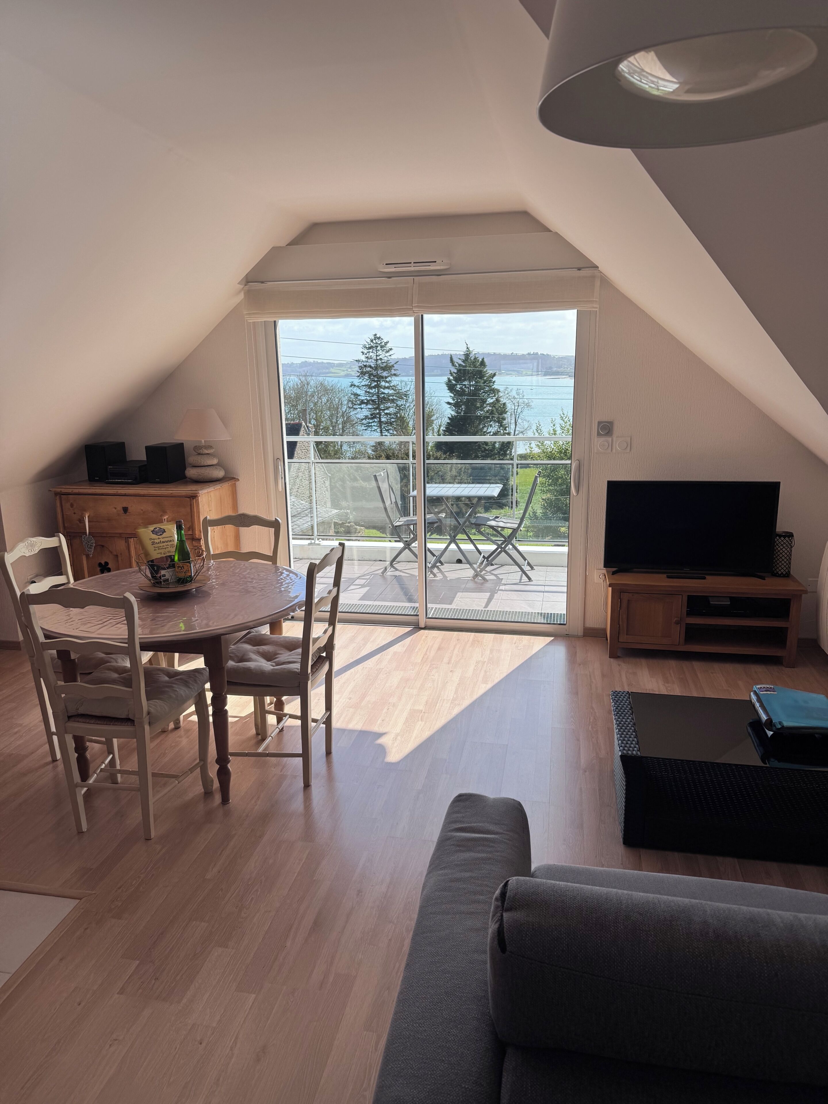 Smart TV, DVD player, stereo