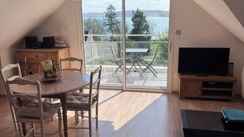 Smart TV, DVD player, stereo