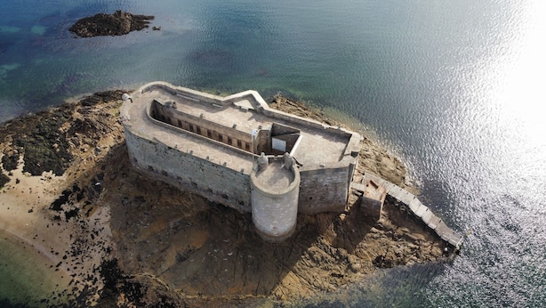 An aerial view of a coastal fortification with a central tower, surrounded by a moat and a sandy beach. - Apartment sea view 🌊 south facing ☀️à Carantec (Carantec)