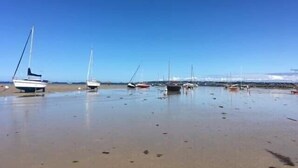 A beach with several boats anchored in shallow water. - Apartment sea view 🌊 south facing ☀️à Carantec (Carantec)