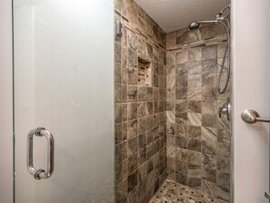 Bathtub, towels - Opera House Loft 04 | 1 Bed, 1 Bath (Bethel)