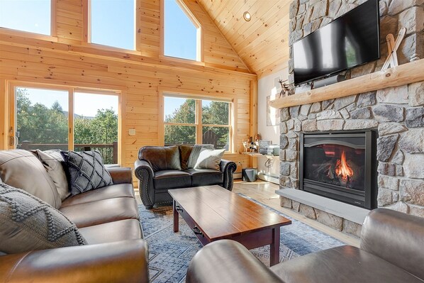 TV, fireplace - Chalet at The Peaks | 4 Bed, 3 Bath (Newry)