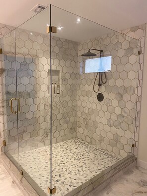 Badewanne, Haartrockner, Handtücher, Seife
