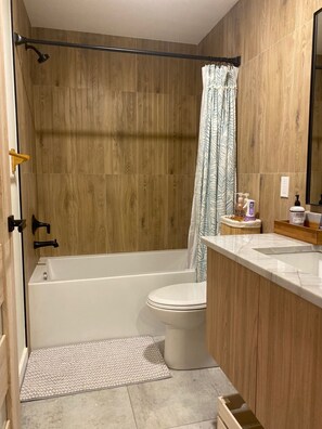 Vasca, asciugacapelli, asciugamani, sapone