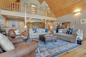 TV, caminetto, videogiochi, lettore DVD