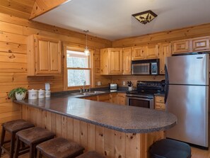 冷蔵庫、電子レンジ、オーブン、コンロ