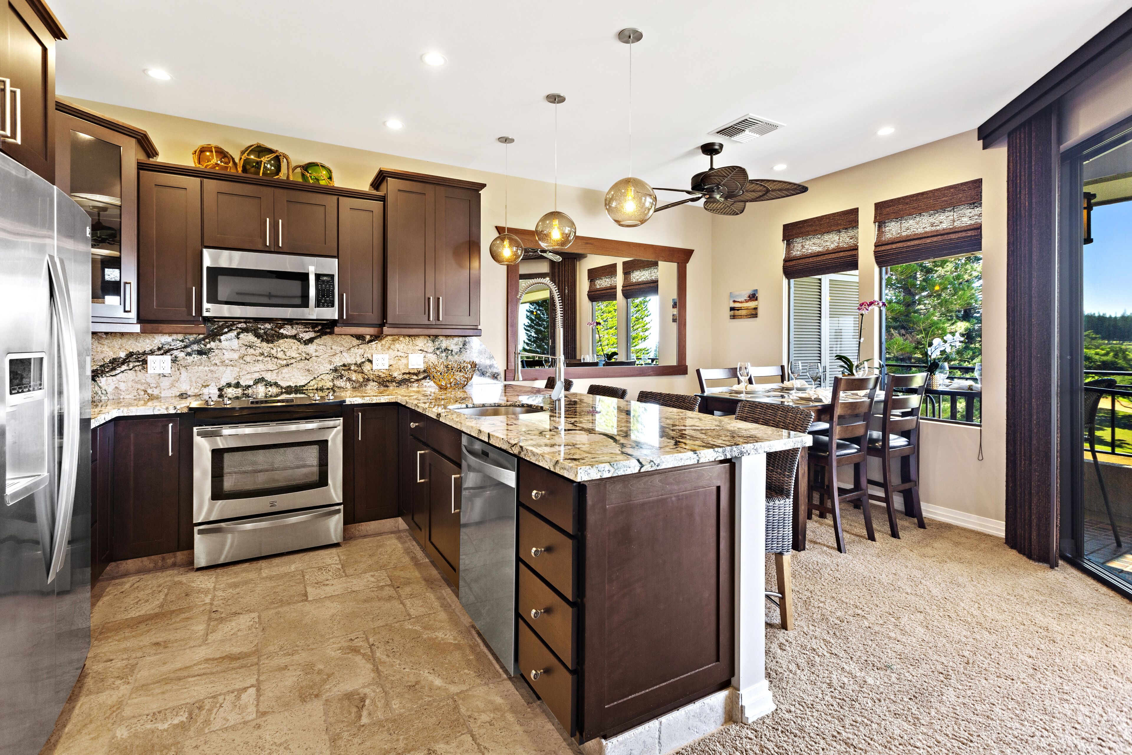 Una cocina moderna con gabinetes de madera oscura, electrodomésticos de acero inoxidable y una isla grande.