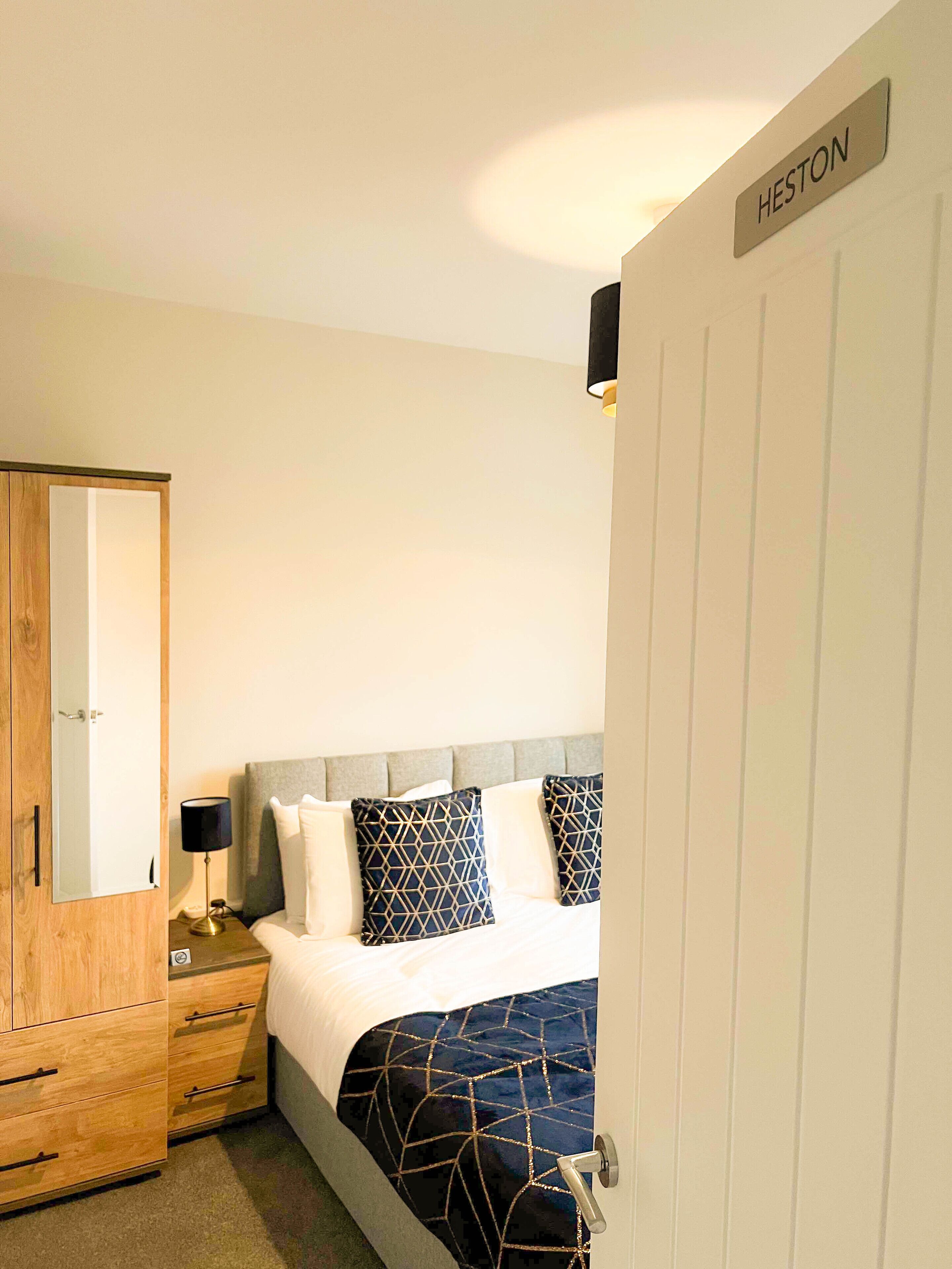 4 bedrooms, desk, iron/ironing board, travel cot