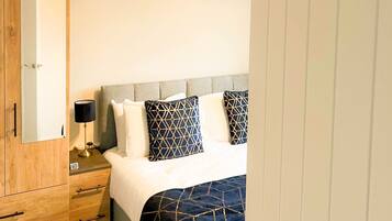 4 bedrooms, desk, iron/ironing board, travel cot