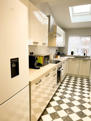 Fridge, microwave, oven, stovetop - *Exclusive* Modern, Stylish 3-bed, sleeps 6 -Birmingham,Solihull,NEC,Airport,HS2 (Birmingham)