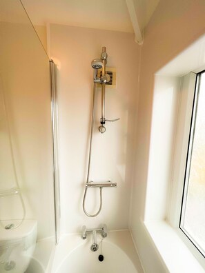 Combined shower/tub, free toiletries, hair dryer, towels - *Exclusive* Modern, Stylish 3-bed, sleeps 6 -Birmingham,Solihull,NEC,Airport,HS2 (Birmingham)