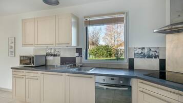 Een koelkast, een microgolfoven, een oven, een vaatwasser